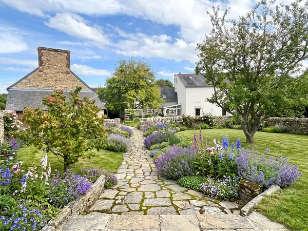 Maison de village, 193 M² Grand jardin clos de mur en pierre, dépendance garage, fort potentiel.