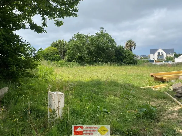 PLOUBAZLANEC, proche bourg et plage, terrain 796m2 viabilisé