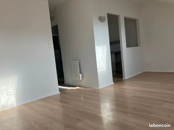 Bel F2 Nancy 42 m2 rénové quartier Artem