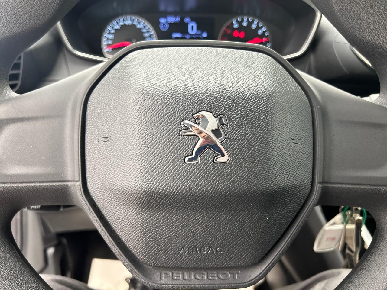 Peugeot 208 puretech 75 s&s bvm5 like — photo 22
