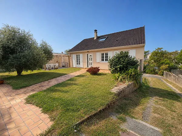Maison avec grand garage, terrasse en impasse Chabossiere