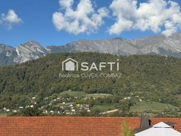 Maison traditionnelle 159m2 au sol.