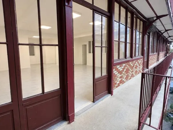 Bureaux à louer au 2e étage dans une cour arborée