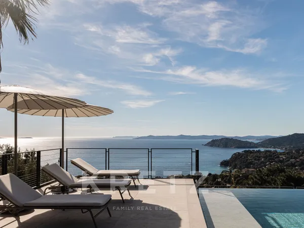 Propriété contemporaine d'exception face aux îles d'Or