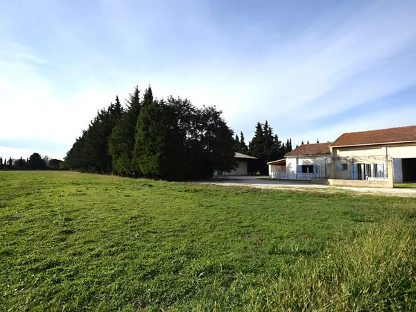MOLLEGES - Propriété agricole avec deux habitations mitoyennes, garage et hangar sur 3,8 hectares