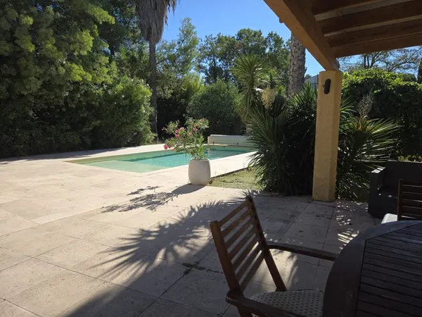 VILLA DE PLAIN PIEDS SUR 1688M2 DE TERRAIN AVEC PISCINE, GAR