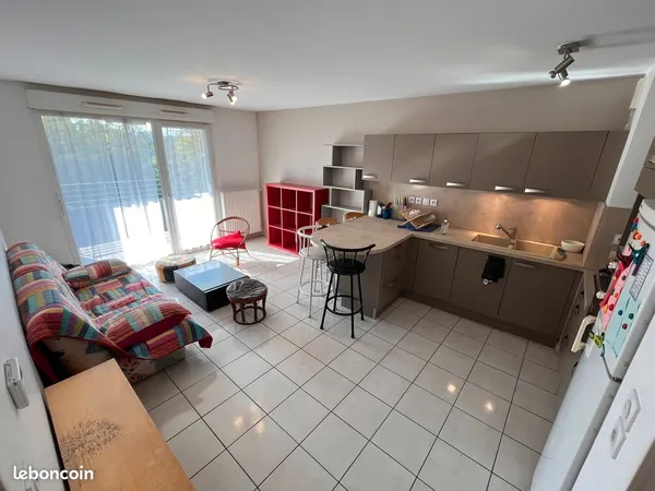 T3 meublé en très bon état avec balcon et garage - secteur gare de Vénissieux