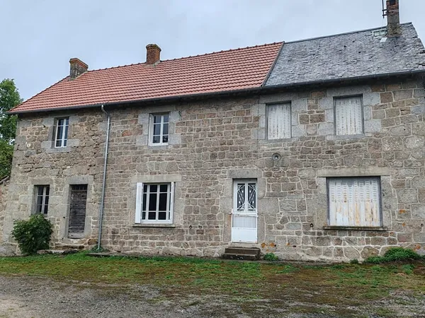 Au bout d ' un chemin maisons en pierres à rénover .