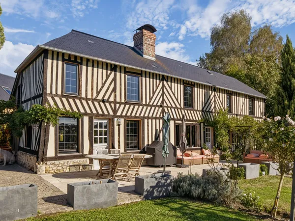 RAVISSANT ENSEMBLE NORMAND DE 260m² AVEC VUE DÉGAGÉE SUR LA V
