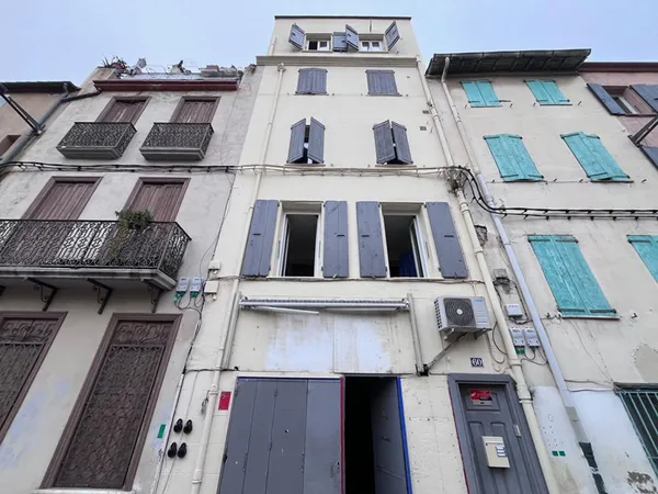 Immeuble de rapport comprenant 4 appartements et 1 local commercial en très bon état loué en étudian