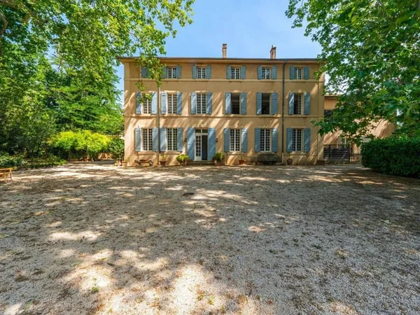 Maison de plain-pied 15 pièces 720 m²