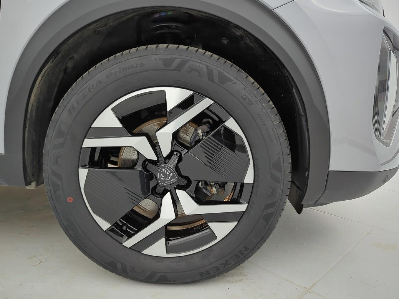 Peugeot 2008 hybrid 145 ch e-dcs6 allure — photo 30