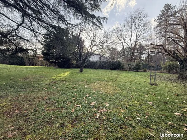 Terrain à bâtir de 960 m² à CHARBONNIERES-LES-BAINS (69)