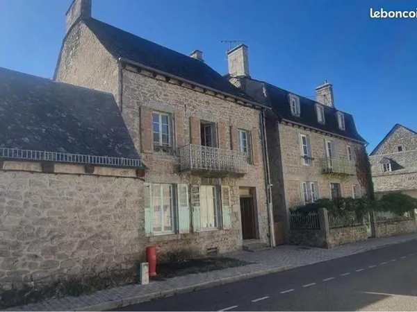 Maison en pierre en cours de rénovation avec jardin