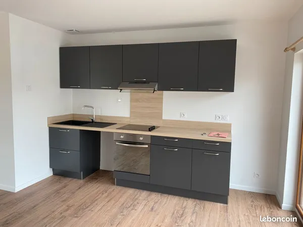 Maison mitoyenne lumineuse avec 2 chambres - Bourg, proche écoles et commerces