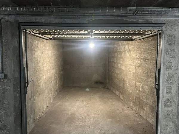 Box fermé 11 m² à louer, sous-sol sécurisé, Courbevoie