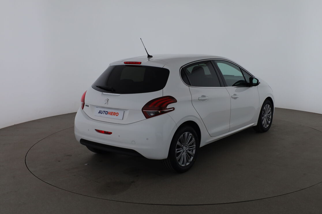 Peugeot 208 1.2 PureTech Allure EAT6 — photo 5