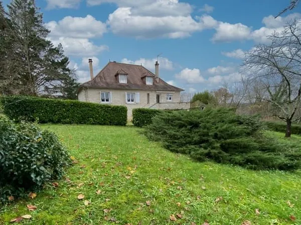 Maison de caractère T5 avec potentiel d'aménagement supplémentaire grand terrain clôturé et arboré