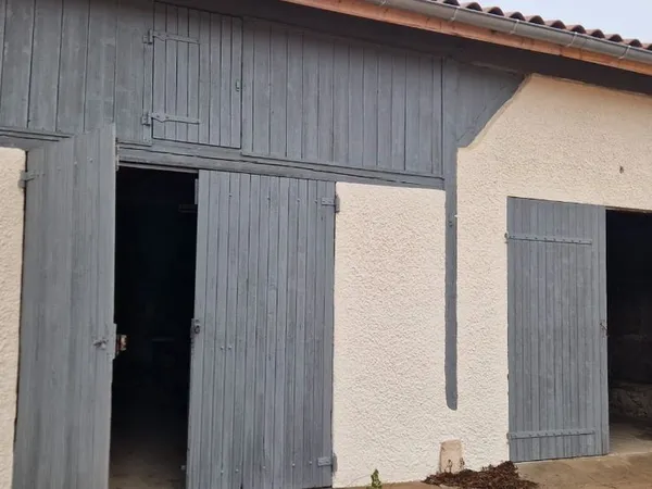 à louer - box fermés de 30 m² avec parking - possibilité de location ensemble