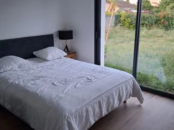 Loue chambre avec sa salle de bain et possible bureau