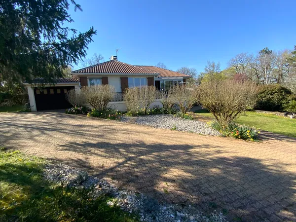 A vendre, maison T5 avec parc, garage et atelier à 5 min du centre ville de Gramat