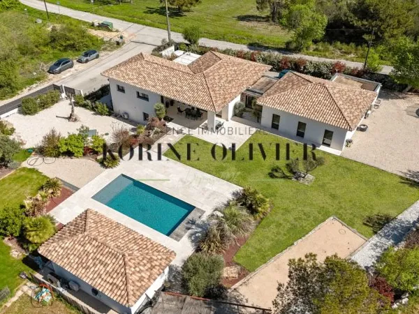 Le Puy-Sainte-Réparade : Maison contemporaine d'environ 300 m2 d