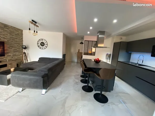 Appartement rénové moderne, loggia, parking, garage