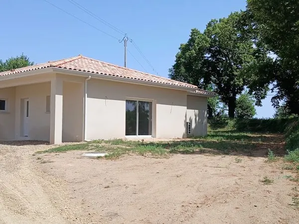 Maison neuve à la campagne