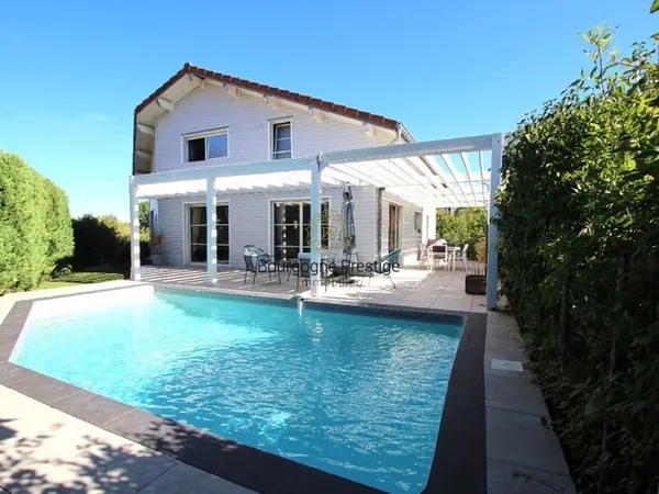 Maison Familiale A Ossature Bois De 223 M² - Centre Ville Macon- Cinq Chambres - Piscine - Terrasse 