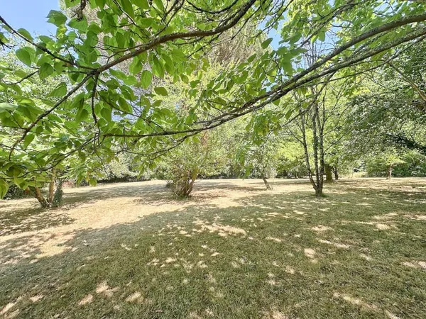 CASTELMAUROU, terrain viabilisé de 1 651 m2