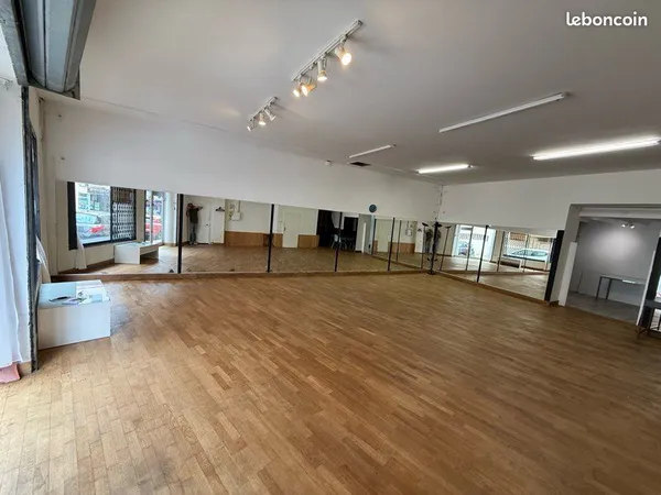 Salle 96 m² à Hyères - Formation, Pilates, Yoga, Associations - Rentrée 202