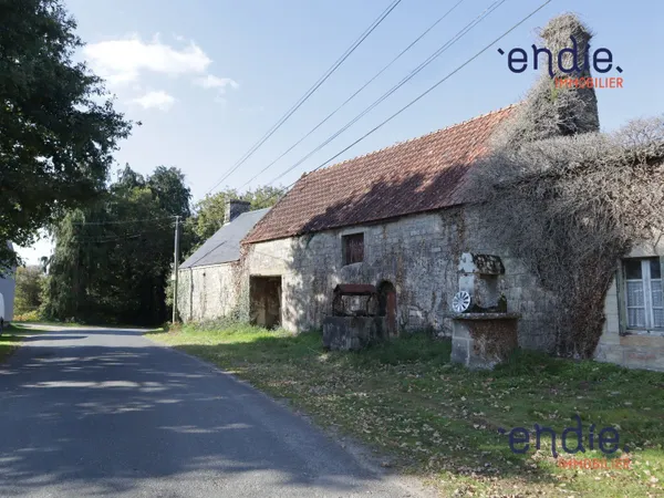 Dépendance en pierres mitoyenne en campagne.