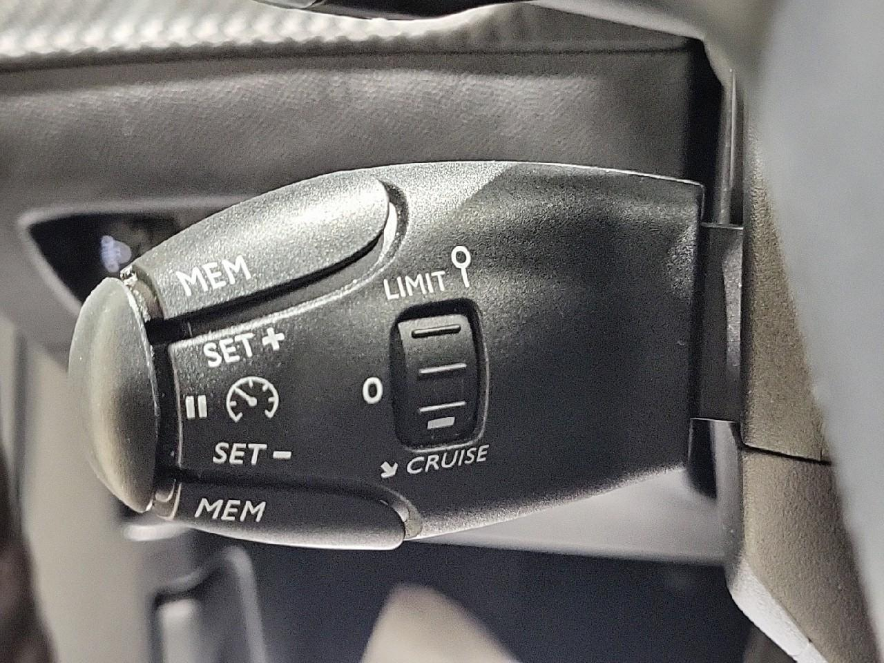 Peugeot 2008 hybrid 145 e-dcs6 style — photo 22