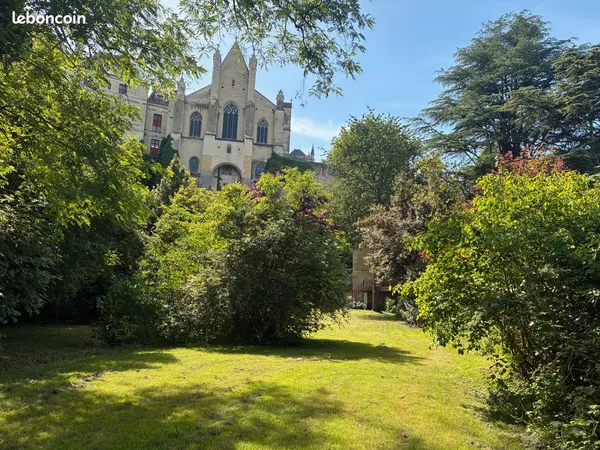 Propriété en bord de rivière avec grand jardin au pied du chateau