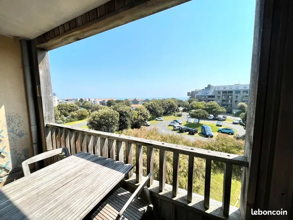 T2 vue mer ,traversant lumineux, plage , parking