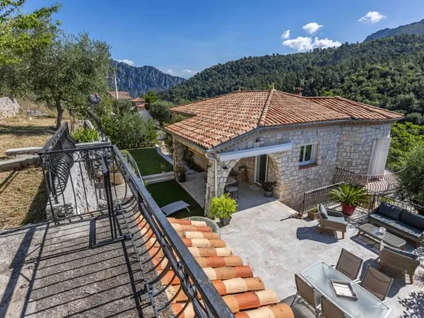 Villa en pierre rénovée / 5 pièces / 128 m² / proche du village