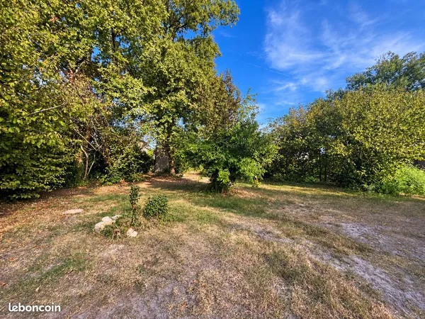 Terrain à bâtir de 753 m² à CADAUJAC (33)