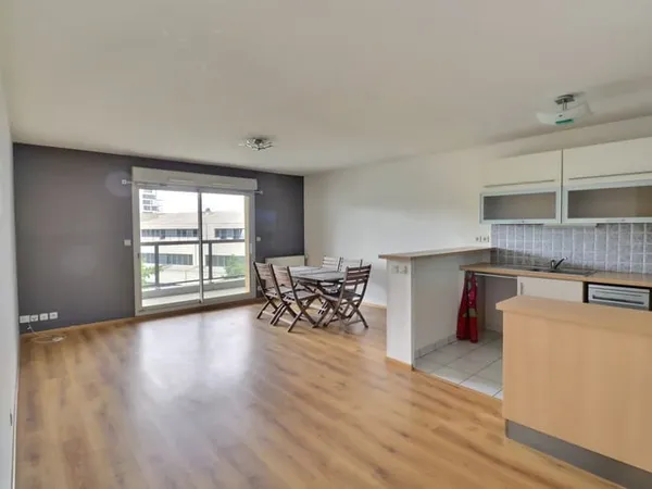 APPARTEMENT 3 CHAMBRES avec balcon, terrasse et deux parking