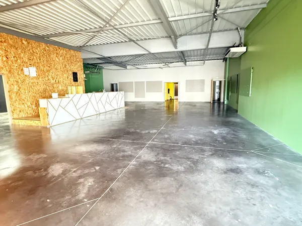 Loue local commercial 305m² Cholet