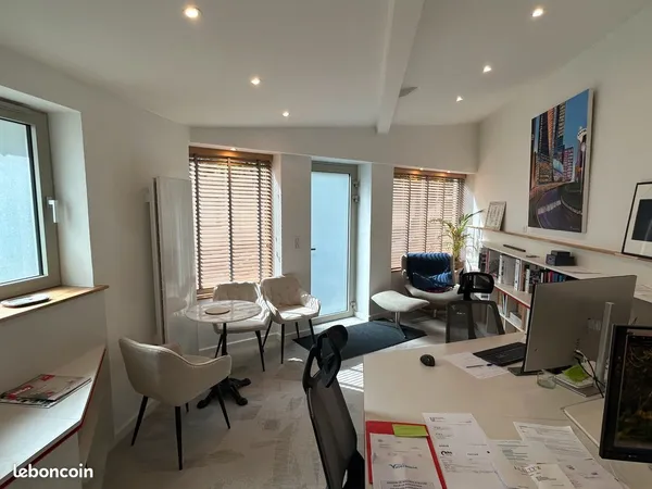 Vincennes - Local professionnel / commercial de standing - 28 m² - Rénové - Agencement sur mesure