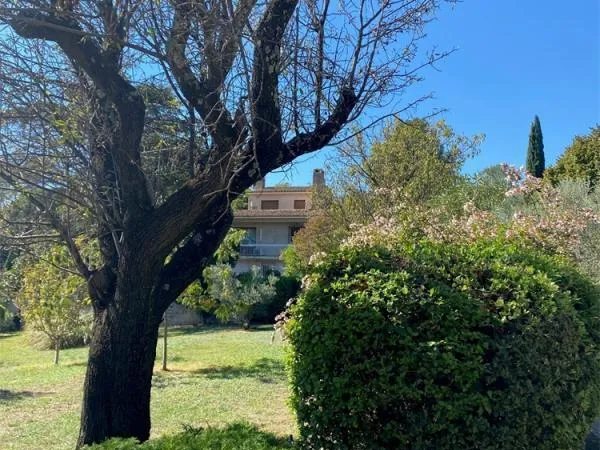 NIMES, secteur grande villa sur une belle parcelle arborée
