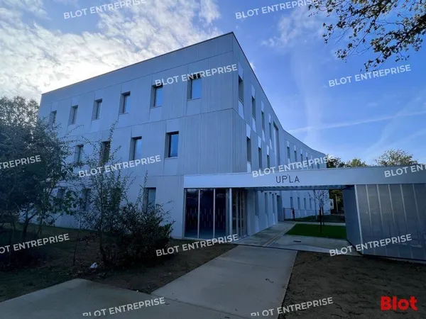 Bureaux 1223 m²