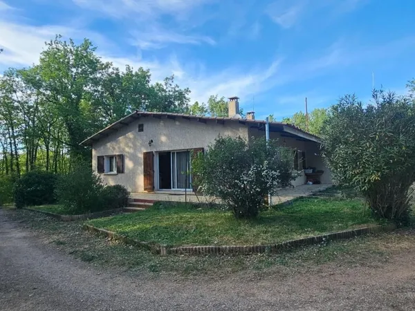 Maison de plain pied de 200 m² comprenant de habitations sur 12 000 m² (terrain agricole)