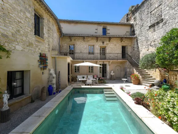 Demeure XVIIIe de 320 m² avec cour et piscine au coeur d'un villa
