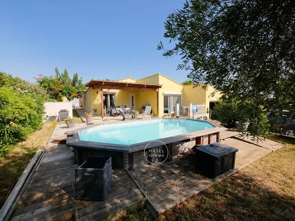 Villa en parfait état avec piscine, garage et grand jardin a