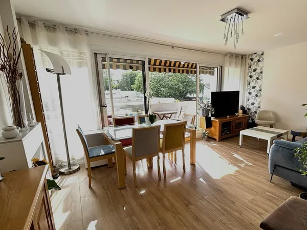 Bel appartement sans travaux proche commerces T9 et futur métro 15