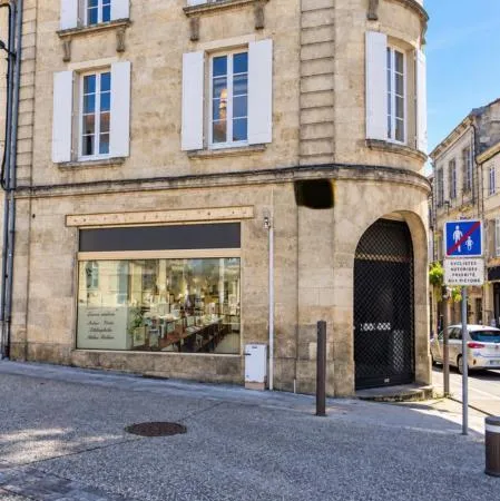 Immeuble de rapport - local commercial + 2 appartements - Centre Coutras