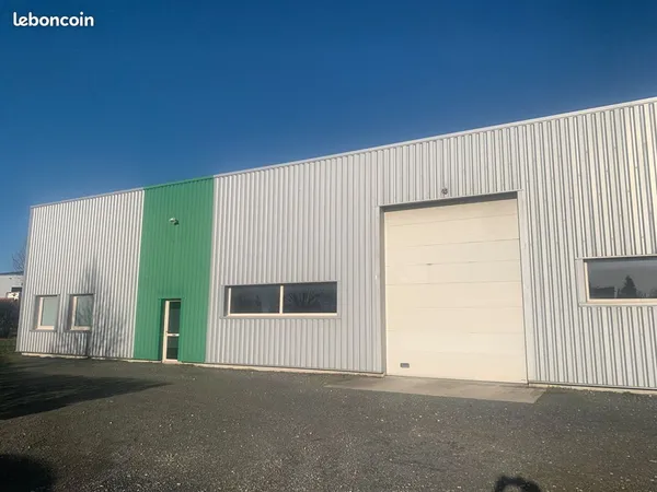 Local 850 m² LOUVERNE