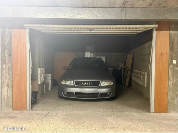 Grand garage fermé 24 m² à Annemasse • Large porte • Libre