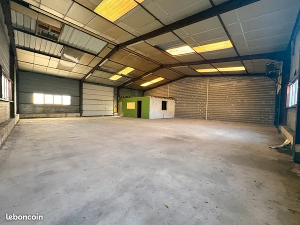Entrepot grande capacité + bureaux + parking